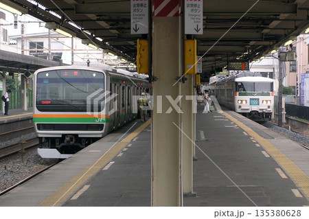 蓮田駅に停車中の宇都宮線特急おはようとちぎ号と退避中の普通列車 135380628