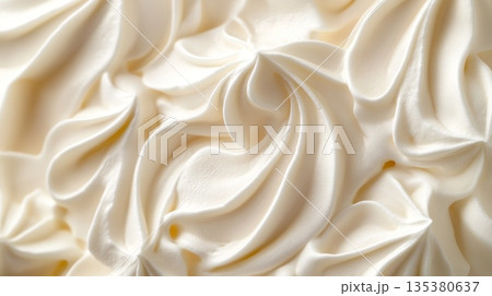 渦巻く白いホイップクリームのクローズアップテクスチャ 135380637