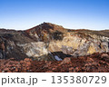 7月の富士山頂｜巨大な火口と火口壁の地層 135380729