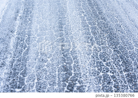 雪が残る日陰の道路 135380766