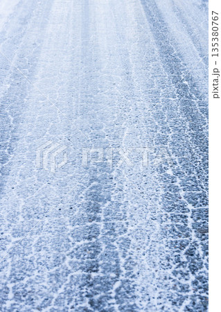 雪が残る日陰の道路 135380767