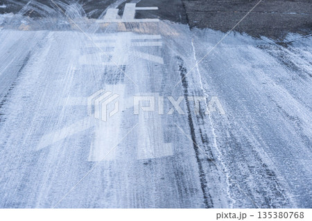 雪が残る日陰の道路 135380768