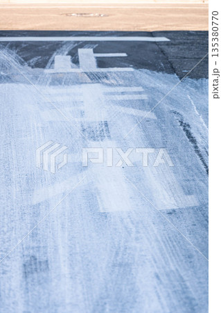 雪が残る日陰の道路 135380770