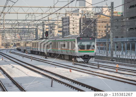 【上野東京ライン　E233系　御徒町駅】 135381267