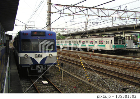 馬橋駅に停車中の流鉄流山線2000形青空号と常磐緩行線203系電車 135381502