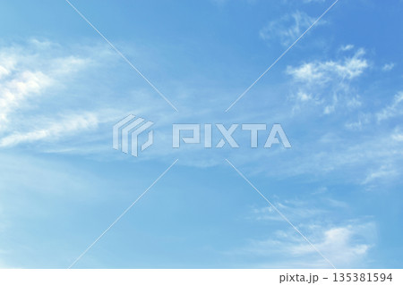 猛スピードで駆け抜ける筋雲イメージ　はや（ fix撮影 ） 135381594