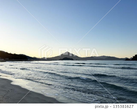 夕暮れ時の波打ち際 夕暮れ時の波打ち際 135381627