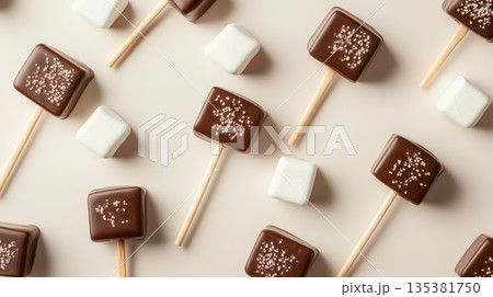 チョコレートコーティングされた四角いスイーツと白いマシュマロが交互に並ぶポップなパターン チョコレートコーティングされた四角いスイーツと白いマシュマロが交互に並ぶポップなパターン 135381750