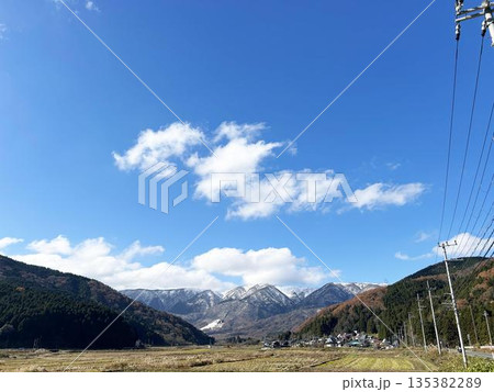 爽やかな青空と山々の風景 135382289