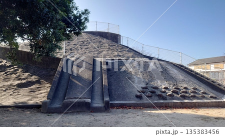 掩体壕 掩体壕跡 戦争遺構 (長崎県大村市/下原口公園) 掩体壕 掩体壕跡 戦争遺構 (長崎県大村市/下原口公園) 135383456