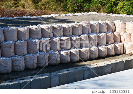 災害イメージ(　水害　豪雨災害　復旧　河川工事　護岸工事) 135383581