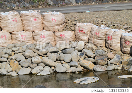 災害イメージ(　水害　豪雨災害　復旧　河川工事　護岸工事) 135383586