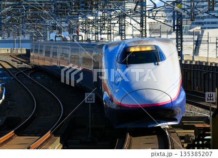 陸奥路へ向けて…　東北新幹線・大宮駅に入線する『E2系』新幹線 135385207