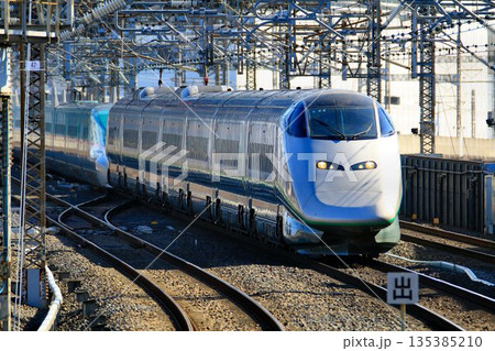 リバイバルカラーで山形へ　山形新幹線『E3系・つばさ』大宮駅にて 135385210