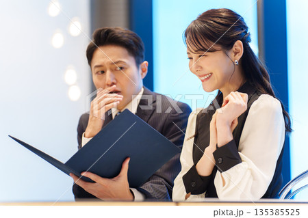 レストランのメニューを不安になる男性 135385525