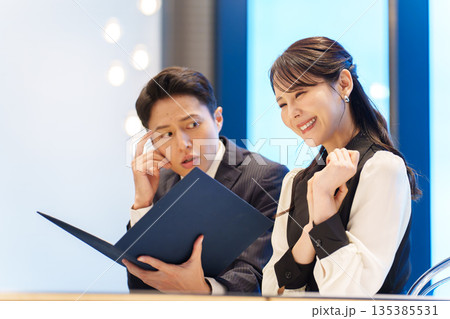 レストランのメニューを不安になる男性 135385531