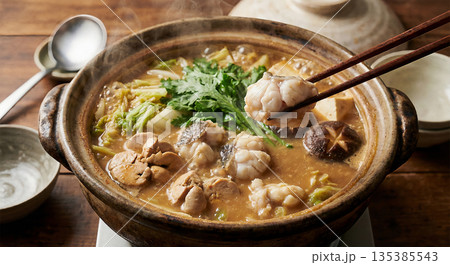 冬の食卓を彩る、湯気が立ち上る茨城名物あんこう鍋とあん肝 135385543