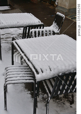 2026年1月7日 パリの大雪 雪に覆われたカフェのテラス席 135386298
