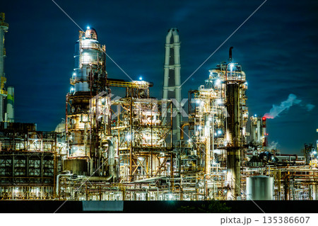 三重 四日市の工場夜景(大正橋付近) 三重 四日市の工場夜景(大正橋付近) 135386607