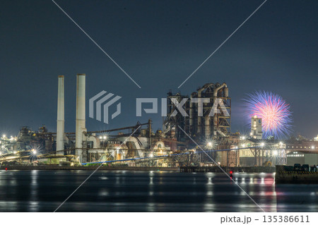 花火と工場夜景 山口県周南市 135386611
