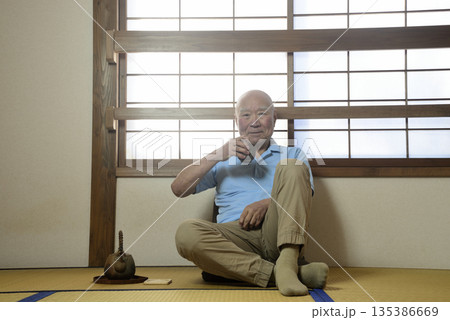 和室でくつろぐ老人 135386669