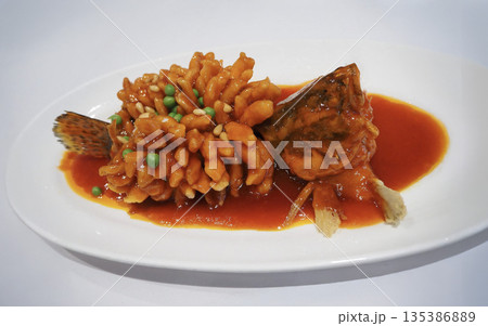 松鼠桂魚（リスの姿揚げ）中国料理 135386889