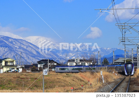 美しい北アルプスの山々に見守られながらのんびりと走るE353系電車のあずさ号_2025/12/7撮影 135387023