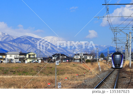 美しい北アルプスの山々に見守られながらのんびりと走るE353系電車のあずさ号_2025/12/7撮影 美しい北アルプスの山々に見守られながらのんびりと走るE353系電車のあずさ号_2025/12/7撮影 135387025