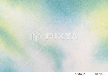 やさしい色合いが広がる和紙の背景テクスチャー 135387089
