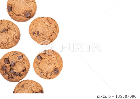 白背景で配置されたチョコチップビスケットの物撮り 135387096