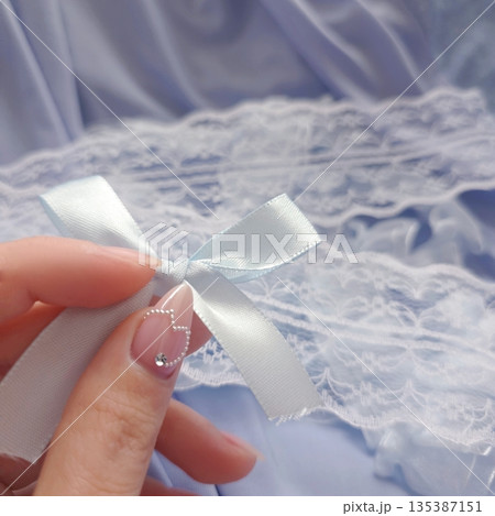 白と青のレースとリボンの背景素材など 135387151