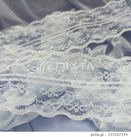 白と青のレースの背景素材など 135387154