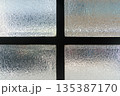 曇りガラスを使用したレトロな窓枠 135387170