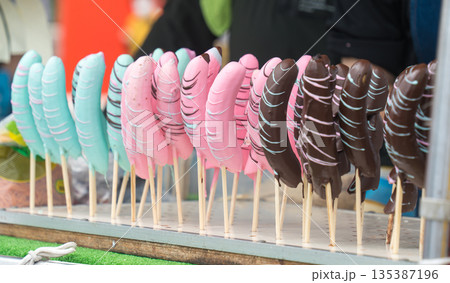 屋台で販売中のチョコバナナ 屋台で販売中のチョコバナナ 135387196