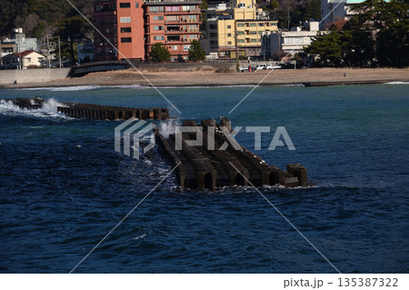 荒れる海と飛沫 135387322