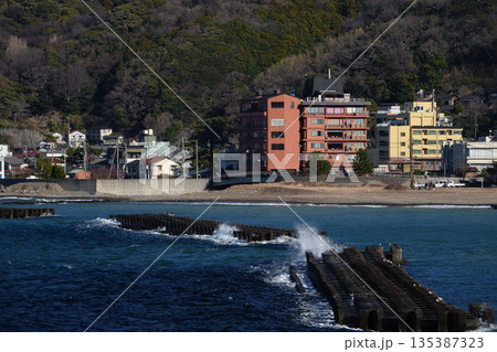 荒れる海と飛沫 荒れる海と飛沫 135387323