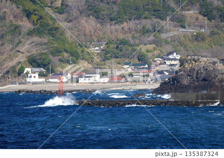 荒れる海と飛沫 荒れる海と飛沫 135387324