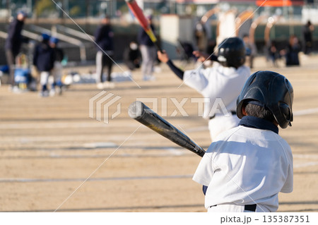 プロ野球選手を夢見て頑張っている野球少年 プロ野球選手を夢見て頑張っている野球少年 135387351