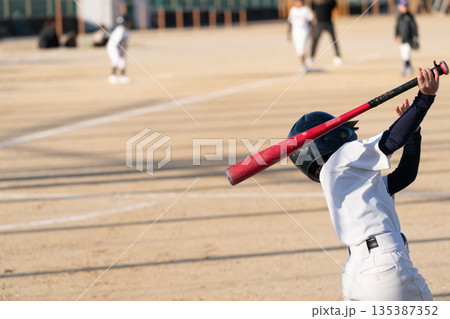 プロ野球選手を夢見て頑張っている野球少年 プロ野球選手を夢見て頑張っている野球少年 135387352