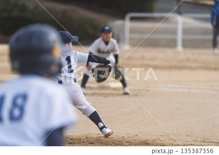 プロ野球選手を夢見て頑張っている野球少年 135387356