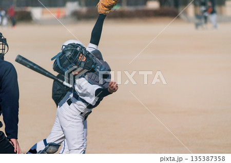 プロ野球選手を夢見て頑張っている野球少年 プロ野球選手を夢見て頑張っている野球少年 135387358