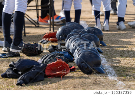 プロ野球選手を夢見て頑張っている野球少年 プロ野球選手を夢見て頑張っている野球少年 135387359