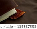 本革のブックカバーと枯葉の栞 135387553