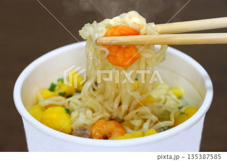 カップラーメン 135387585