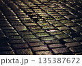 雨の夜の石畳 135387672