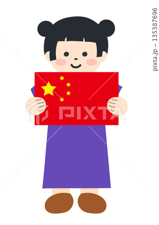 中国の国旗を両手で持つ子ども 中国の国旗を両手で持つ子ども 135387696