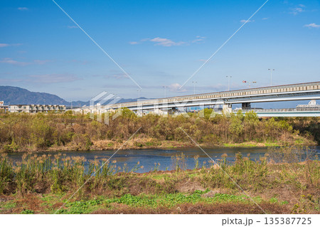 冬の桂川風景 羽束師橋 京都市 冬の桂川風景 羽束師橋 京都市 135387725