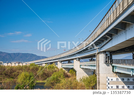 冬の桂川風景　羽束師橋　京都市 135387730
