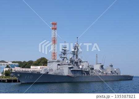 長浦港に停泊する護衛艦たかなみと掃海母艦うらが 135387821