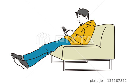 ソファでくつろいで携帯を操作する若い男性のイラスト素材 ソファでくつろいで携帯を操作する若い男性のイラスト素材 135387822